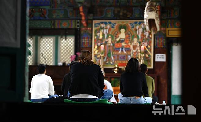 [화성=뉴시스] 김종택 기자 = 2026학년도 대학수학능력시험(11월13일)을 한달 앞둔 13일 경기 화성시 용주사에서 수험생 학부모들이 자녀의 수능 고득점을 염원하며 기도하고 있다. 2025.10.13. jtk@newsis.com