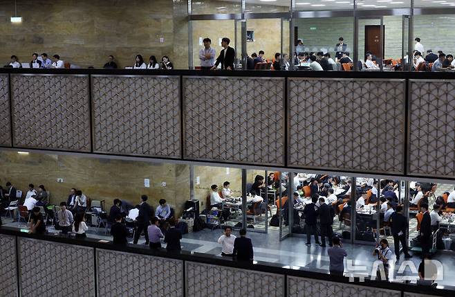 [서울=뉴시스] 고승민 기자 = 2025년도 국정감사가 시작된 13일 서울 여의도 국회에서 피감기관 공무원들이 국감 준비를 하고 있다. 2025.10.13. kkssmm99@newsis.com