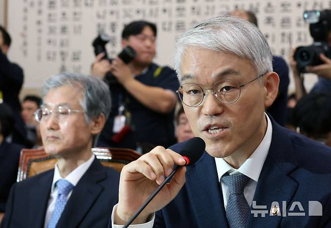 [서울=뉴시스] 고승민 기자 = 천대엽 법원행정처장이 13일 서울 여의도 국회에서 열린 법제사법위원회의 대법원 등 국정감사에서 발언하고 있다. 2025.10.13. kkssmm99@newsis.com