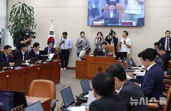 [서울=뉴시스] 조성봉 기자 = 임이자 국회 기획재정위원회 위원장이 30일 오후 서울 여의도 국회에서 열린 기획재정위원회 전체회의에서 의사봉을 두드리고 있다. 2025.09.30. suncho21@newsis.com