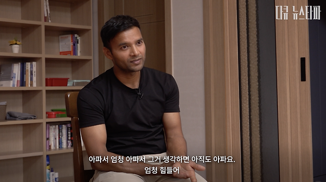 뉴스타파 취재진과 인터뷰 중인 네팔 이주노동자 수메스. 그는 2년 전 전북 완주의 한우농장에서 일하다 손가락 네 개가 절단되는 사고를 당한 후 해고됐다.&nbsp;