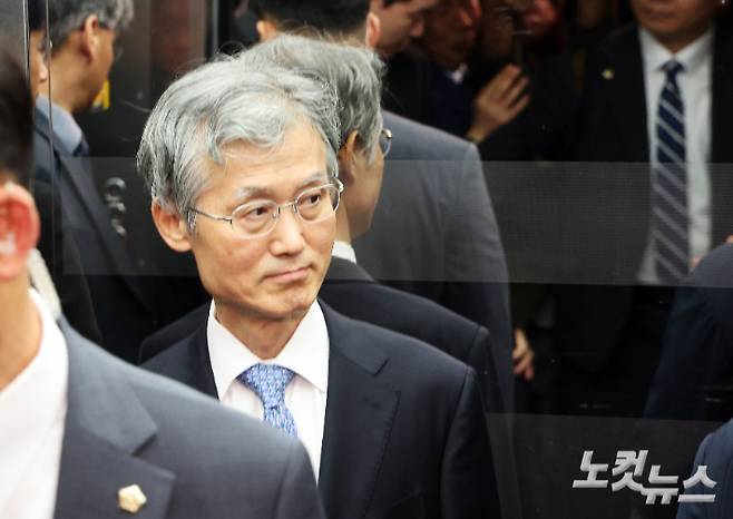 조희대 대법원장이 13일 오전 국회 법제사법위원회 국정감사에 출석하기 위해 국회 본청에 도착해 승강기에 오르고 있다. 황진환 기자