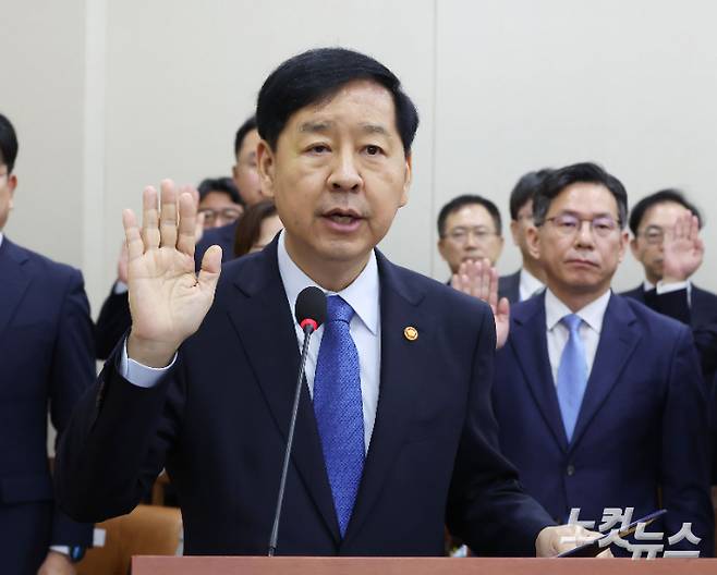 구윤철 경제부총리 겸 기획재정부 장관이 13일 오전 국회 기획재정위원회 국정감사에 출석해 선서를 하고 있다. 황진환 기자