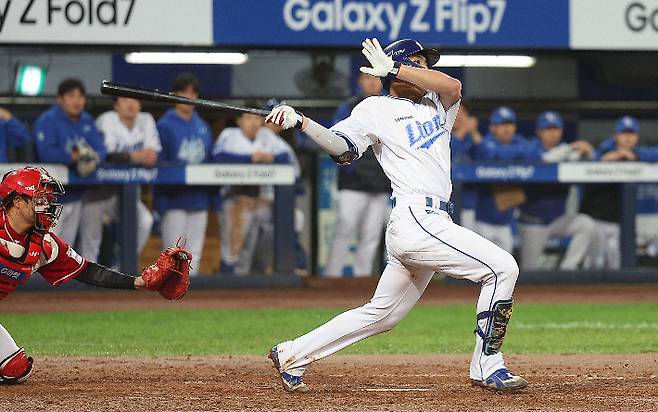 13일 대구 삼성 라이온즈 파크에서 열린 2025 프로야구 KBO 리그 포스트 시즌 준플레이오프 3차전 SSG 랜더스와 삼성 라이온즈의 경기. 5회말 2사 주자 1,2루 상황에서 삼성 김영웅이 1타점 적시타를 치고 세리머니하고 있다. 연합뉴스