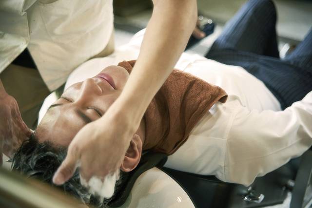 미용실에서 머리를 감으며 고개를 뒤로 젖히는 동작이 뇌졸중을 유발할 수 있다는 연구 결과가 나왔다. 사진은 기사의 특정 사실과 관련 없음. 클립아트코리아