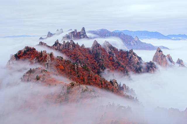 가을의 설악산 공룡능선. 유주영 작가