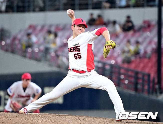 [OSEN=광주, 최규한 기자] 24일 광주-기아 챔피언스필드에서 ‘2025 신한 SOL Bank KBO리그’ KIA 타이거즈와 LG 트윈스의 경기가 열렸다.홈팀 KIA는 양현종, 방문팀 LG는 손주영을 선발로 내세웠다.7회초 마운드에 오른 KIA 성영탁이 힘차게 공을 뿌리고 있다. 2025.07.24 / dreamer@osen.co.kr