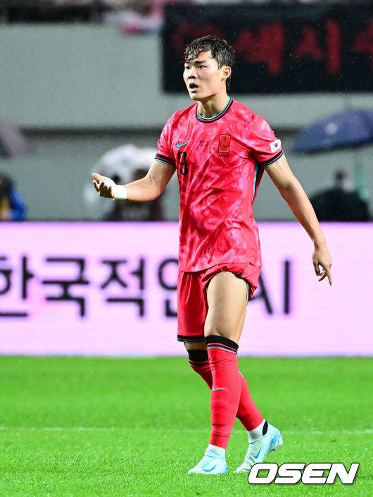 [OSEN=서울월드컵경기장, 지형준 기자] 세계의 벽은 높았다. 결과는 0-5 대패였다.홍명보&nbsp;감독이 이끄는 대한민국 남자 축구 국가대표팀은 10일 서울월드컵경기장에서 '세계 최강' 브라질을&nbsp;상대로 A매치&nbsp;평가전을 치러&nbsp;이스테방(첼시)과 호드리구(레알 마드리드)에게 나란히 2골을 허용하면서 0-5로 대패했다.후반 한국 오현규가 브라질 수비수의 거친 파울에 불만을 나타내고 있다. 2025.10.10 /jpnews@osen.co.kr