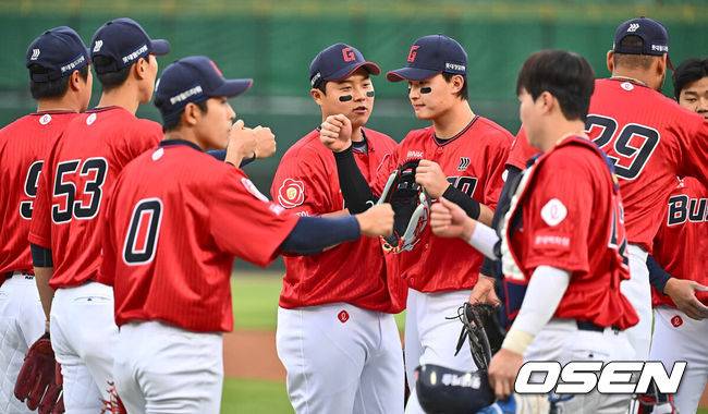 [OSEN=부산, 이석우 기자] 19일 부산 사직구장에서 2024 신한 SOL 뱅크 KBO 리그 롯데 자이언츠와 KT 위즈의 경기가 열렸다. 8연패를 끊고 분위기 쇄신과 함께 홈으로 돌아온 롯데는 반즈를 선발로 내세워 연승을 노리고 시즌 첫 2연승이자 위닝시리즈에 성공한 KT는 원상현을 선발로 내세웠다.롯데 자이언츠 한동희와 선수들이 경기 전 선전을 다짐하는 하이파이브를 하고 있다. 2024.04.19 / foto0307@osen.co.kr
