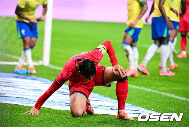 [OSEN=서울월드컵경기장, 지형준 기자] 세계의 벽은 높았다. 결과는 0-5 대패였다.홍명보&nbsp;감독이 이끄는 대한민국 남자 축구 국가대표팀은 10일 서울월드컵경기장에서 '세계 최강' 브라질을&nbsp;상대로 A매치&nbsp;평가전을 치러&nbsp;이스테방(첼시)과 호드리구(레알 마드리드)에게 나란히 2골을 허용하면서 0-5로 대패했다.후반 한국 손흥민이 크로스를 올리고 넘어진 뒤 일어나고 있다. 2025.10.10 /jpnews@osen.co.kr