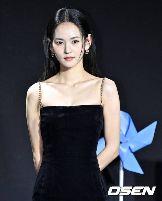 [OSEN=조은정 기자]넷플릭스 시리즈 ‘종말의 바보’ 제작발표회가 19일 오후 서울 용산구 몬드리안 서울 이태원에서 열렸다.'종말의 바보'는 지구와 소행성 충돌까지 D-200, 눈앞에 닥친 종말에 아수라장이 된 세상과 그럼에도 불구하고 끝까지 함께 오늘을 살아가는 사람들의 이야기를 그린다. 배우 김윤혜가 포즈를 취하고 있다. 2024.04.19 /cej@osen.co.kr