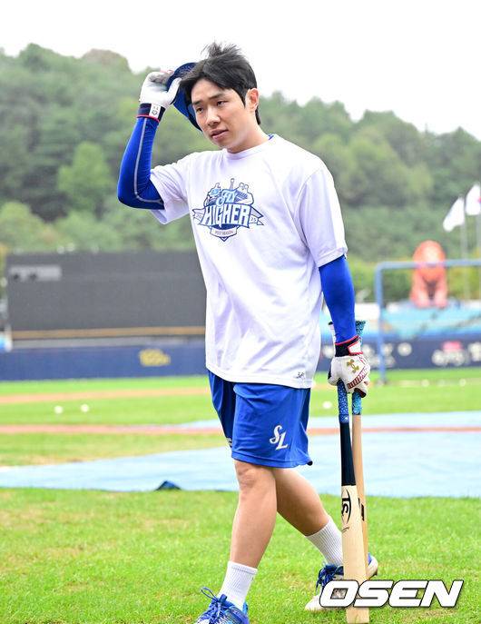 [OSEN=대구, 최규한 기자] 13일 대구 삼성라이온즈파크에서 ‘2025 신한 SOL뱅크 KBO리그’ 준플레이오프(5전 3선승제) 3차전 삼성 라이온즈와 SSG 랜더스의 경기가 열린다.삼성은 원태인, 방문팀 SSG은 드류 앤더슨을 선발로 내세운다.경기를 앞두고 삼성 김지찬이 훈련을 마친 뒤 발걸음을 옮기고 있다. 2025.10.13 / dreamer@osen.co.kr