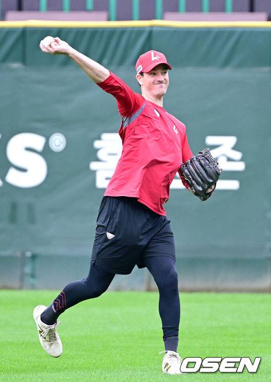 [OSEN=인천, 최규한 기자] 11일 인천 SSG랜더스필드에서 ‘2025 신한 SOL뱅크 KBO리그’ 준플레이오프(5전 3선승제) 2차전 SSG 랜더스와 삼성 라이온즈의 경기가 열린다.SSG는 김건우, 삼성은 헤르손 가라비토를 선발 투수로 내세운다.경기를 앞두고 SSG 드류 앤더슨이 캐치볼을 훈련을 펼치고 있다. 2025.10.11 / dreamer@osen.co.kr