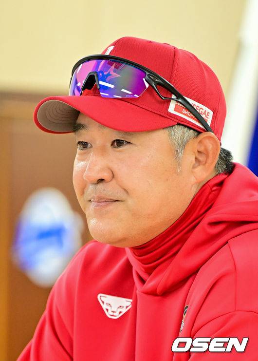 [OSEN=대구, 박준형 기자] 13일 대구 삼성라이온즈파크에서 ‘2025 신한 SOL뱅크 KBO리그’ 준플레이오프(5전 3선승제) 3차전 삼성 라이온즈와 SSG 랜더스의 경기가 열린다.삼성은 원태인, 방문팀 SSG은 드류 앤더슨을 선발로 내세운다.경기를 앞두고 SSG 이숭용 감독이 인터뷰를 하고 있다.  2025.10.13 / soul1014@osen.co.kr