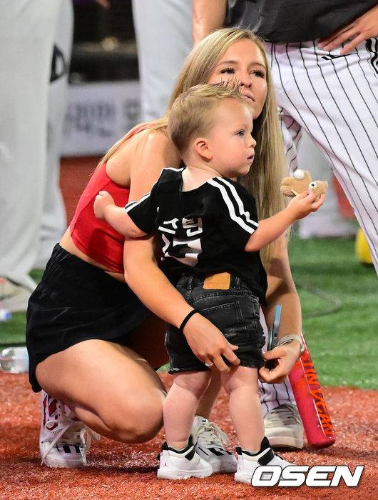 [OSEN=인천, 지형준 기자] 프로야구 남부 올스타가 퓨처스 올스타전에서 승리했다.&nbsp;남부 올스타는 5일 인천 SSG랜더스필드에서 열린 ‘2024 신한은행 SOL Bank KBO리그’ 퓨처스 올스타전에서 북부 올스타를 9-5로 꺾으며 지난해 패배(7-9)를 설욕했다.이어 벌어진 홈런더비에서는 LG 트윈스 오스틴 딘이 우승을 차지했다.오스틴은 예선전 4홈런, 결승전 5홈런(서든데스 포함)을 기록하며 한화 페라자를 제치고 우승을 거머쥐었다.&nbsp;LG 오스틴의 아내와 아들이 응원을 하고 있다. 2024.07.05 / jpnews@osen.co.kr