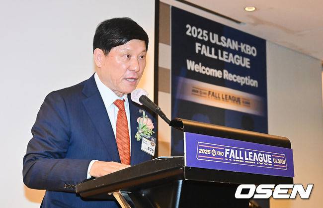 [OSEN=울산, 이석우 기자] 13일 KBO가 주최하고 울산광역시와 문화체육관광부의 후원으로 개최되는 2025 울산-KBO Fall League 환영 리셉션이 김두겸 울산광역시장, 허구연 KBO 총재, 참가팀 감독 및 대표 선수 등이 참석한 가운데 호텔현대 바이 라한 울산에서 열렸다. 2025 울산-KBO Fall League는 오는 14일부터 11월 1일까지 KIA, 삼성, LG, 롯데, NC, 고양, 독립리그 올스타, 대학 선발팀 등 국내 8개팀과 호주 멜버른 에이시스, 일본 독립리그 선발팀, 중국 CBA 소속 장쑤 휴즈홀쓰 등 해외팀이 참가해 울산 문수구장과 김해 상동구장, 창원 마산구장, 기장 KBO 야구센터에서 약 3주간의 열전에 돌입한다. 허구연 KBO 총재가 인사말을 하고 있다. / foto0307@osen.co.kr