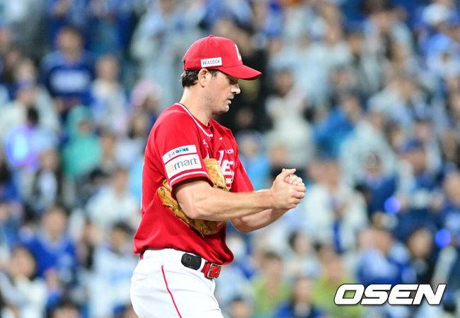 [OSEN=대구, 최규한 기자] 13일 대구 삼성라이온즈파크에서 ‘2025 신한 SOL뱅크 KBO리그’ 준플레이오프(5전 3선승제) 3차전 삼성 라이온즈와 SSG 랜더스의 경기가 열렸다.삼성은 원태인, 방문팀 SSG은 드류 앤더슨을 선발로 내세웠다.3회말 2사 2루 상황 삼성 구자욱에게 1타점 2루타를 내준 SSG 선발 드류 앤더슨이 아쉬워하고 있다. 2025.10.13 / dreamer@osen.co.kr