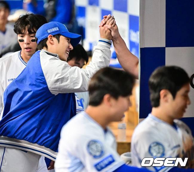 [OSEN=대구, 박준형 기자] 13일 대구 삼성라이온즈파크에서 ‘2025 신한 SOL뱅크 KBO리그’ 준플레이오프(5전 3선승제) 3차전 삼성 라이온즈와 SSG 랜더스의 경기가 열렸다삼성은 원태인, 방문팀 SSG은 드류 앤더슨을 선발로 내세웠다.7회초 이닝종료 후 삼성 선발투수 원태인이 교체된뒤 7회초 마무리한 이승현과 하이파이브를 하고 있다 .   2025.10.13 / soul1014@osen.co.kr