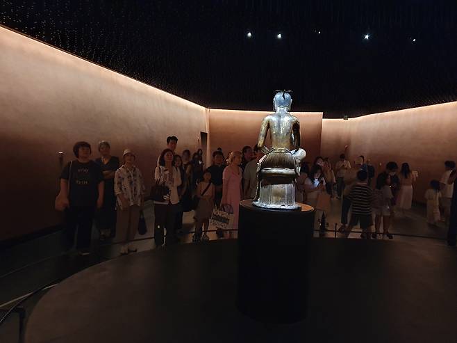 사유의 방은 미세하게 기울어진 벽과 바닥을 통해 관람객이 반가사유상을 올려다보도록 초현실적으로 설계됐다.&nbsp;