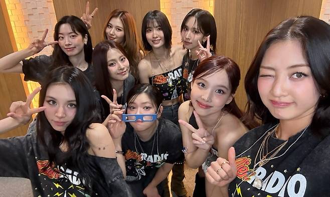 트와이스가 K팝 걸그룹 최초로 ‘빅토리아 시크릿 패션쇼’ 퍼포머로 출격한다. 트와이스 SNS 캡처