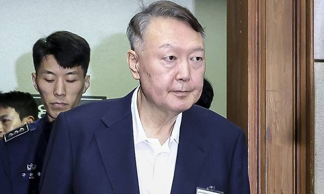 윤석열 전 대통령이 지난달 26일 서울 서초구 서울중앙지법에서 열린 특수공무집행방해 혐의 등 사건 1차 공판에 출석해 법정에 들어가고 있다. 사진공동취재단