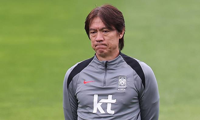 한국 축구대표팀의 홍명보 감독이 지난 12일 경기 고양종합운동장 보조구장에서 대표팀의 훈련 모습을 바라보며 생각에 잠겨 있다. 고양=뉴스1
