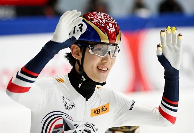 한국 쇼트트랙 국가대표 임종언이 12일(한국시간) 캐나다 퀘벡주 몬트리올 모리스 리처드 아레나에서 열린 2025~26 국제빙상경기연맹(ISU) 쇼트트랙 월드투어 1차 남자 1500m에서 우승한 뒤 기뻐하고 있다. AP 연합뉴스