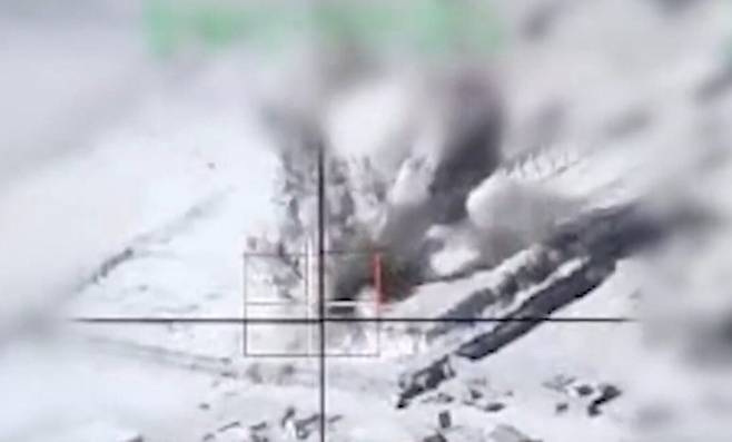 파키스탄 공군의 조준 카메라 화면에 포착된 탈레반 거점 폭격 장면. 국경 인근 두란드 라인 지역 공습 영상을 캡처한 것이다. 출처=디펜스 블로그