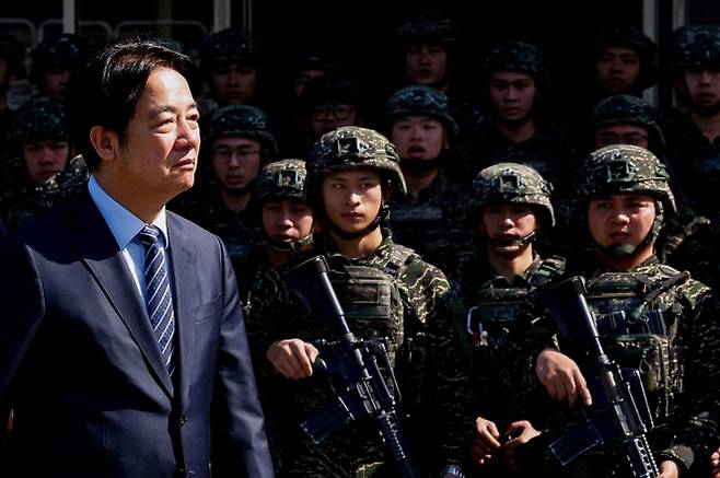 라이칭더 대만 총통이 2025년 3월 21일 타이베이 쑹산 공군기지를 방문하고 있다. 로이터 연합뉴스