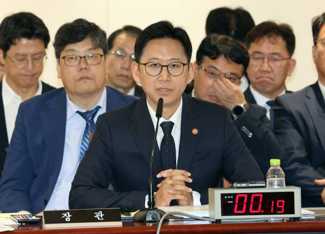 배경훈 부총리 겸 과학기술정보통신부 장관이 13일 정부세종청사에서 열린 국회 과학기술정보방송통신위원회의 과학기술정보통신부에 대한 국정감사에서 여야 위원들의 질의에 답하고 있다. 연합뉴스