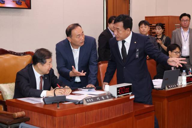 13일 서울 국회에서 열린 산업통상자원중소벤처기업위원회 국정감사에서 이철규 위원장(왼쪽부터), 더불어민주당 측 간사 김원이 의원, 국민의힘 측 간사 박성민 의원이 증인 채택 관련 의견 조율을 하고 있다. 연합뉴스.
