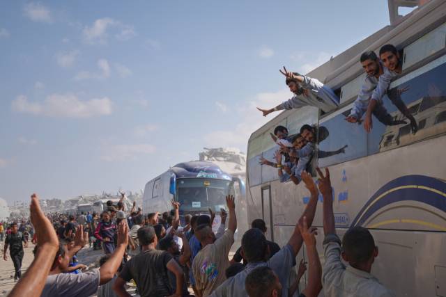 하마스와 이스라엘 간 휴전 합의에 따라 이스라엘 교도소에서 석방된 팔레스타인 수감자들이 가자지구에 도착하자 환영을 받고 있다. AP 연합뉴스