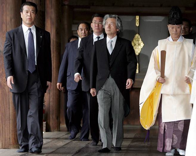 2006년 8월15일 고이즈미 준이치로 당시 일본 총리(앞줄 가운데)가 야스쿠니 신사를 참배했다. ⓒEPA