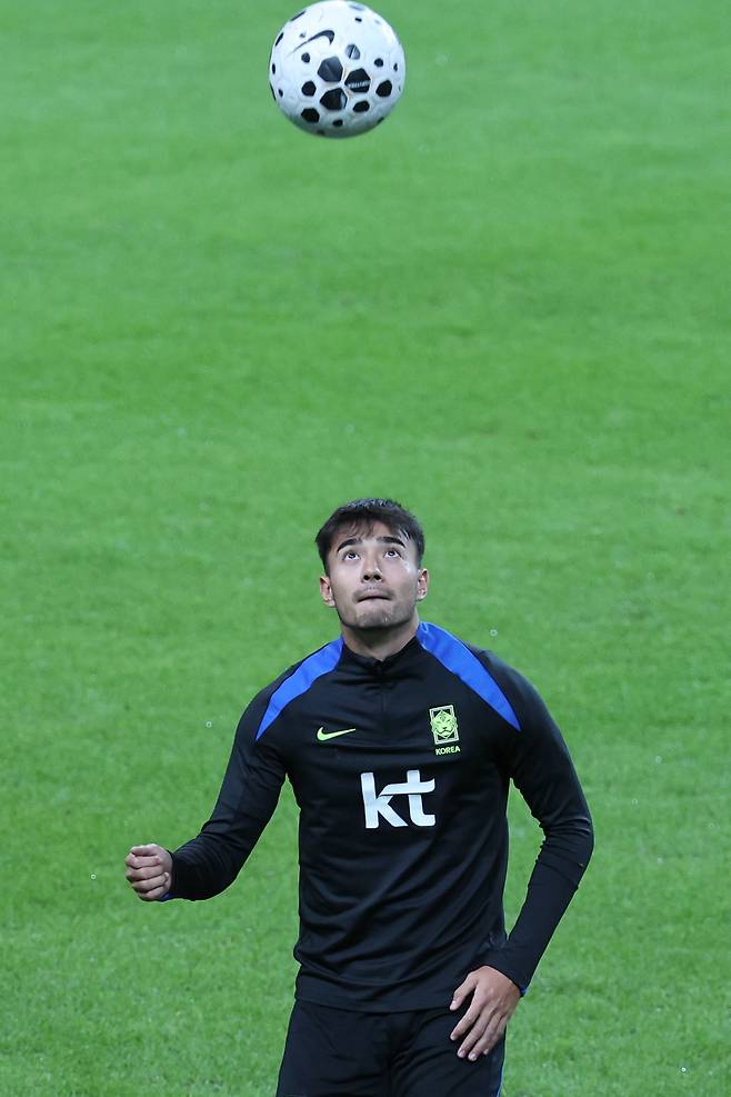 축구국가대표팀 미드필더&nbsp;카스트로프(오른쪽)의&nbsp;첫&nbsp;국내&nbsp;A매치 출전을 놓고 독일 매체에서도 큰 관심을 보였다. 사진은 10일 서울월드컵경기장에서 열린 브라질과 평가전을 앞두고 공 트래핑 연습을 하는 모습. 상암│뉴시스