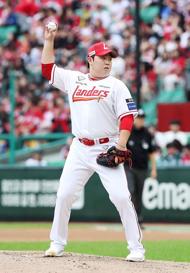 올해 정규시즌 홀드왕을 차지한 SSG 이로운은 7, 8회 등판이 익숙한 셋업맨이지만, 11일 삼성과 준PO 2차전서는 4회초부터 마운드에 올라 삼성 타선을 봉쇄했다. 삼성은 에이스 아리엘 후라도를 준PO 2차전 9회말 투입했다. 내일이 없는 단기전 운용의 진수를 보여준 대목이다. 준PO 1차전서 마운드에 오른 이로운. 뉴시스