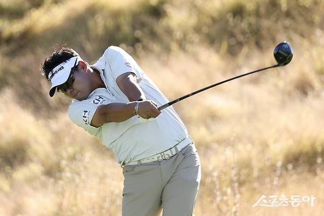 서른이라는&nbsp;적지 않은 나이에 꿈을 위해 도전에 나섰던&nbsp;‘불곰’ 이승택이 마침내 내년 시즌 PGA 투어 카드를 획득했다. 콘페리투어 파이널스 최종전에 나선 이승택의 모습. 사진제공 | PGA 투어