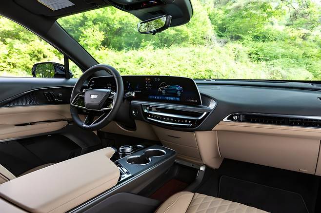 &nbsp;실내에는 33인치 커브드 LED 디스플레이를 적용해 미래적 감성과 전통적인 캐딜락만의 품격이 공존한다. 사진제공｜GM
