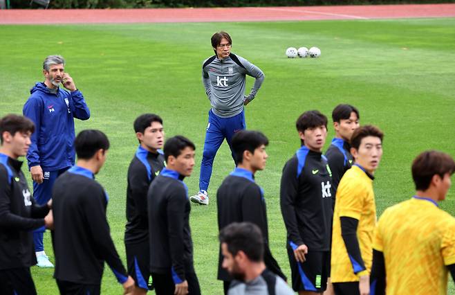 홍명보 축구대표팀 감독이 12일 경기 고양종합운동장 보조구장에서 열린 공식 훈련에서 선수들을 바라보고 있다. 연합뉴스