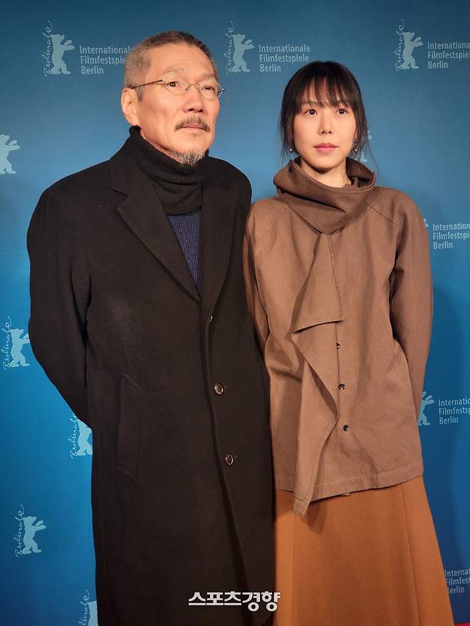 베를린영화제에서 포토타임을 갖는 홍상수 감독(왼쪽)과 배우 김민희. 경향신문 자료사진