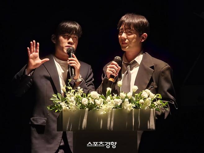 지난 12일 윤승현과 오누리씨의 결혼식에서 사회를 보고 있는 개그맨 오진세(왼쪽)와 김원훈. 독자 제공