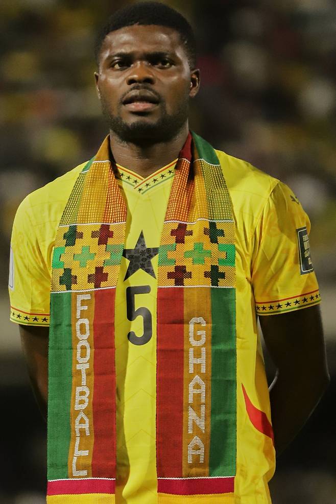 가나 축구대표팀 토마스 파티가 13일 코모로전에 앞서 그라운드에 서 있다. AP연합뉴스