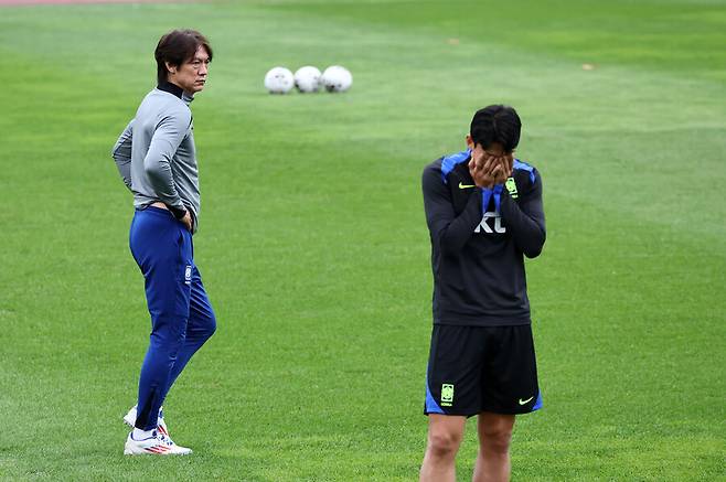 ▲ 손흥민(오른쪽)이 고양종합운동장에서 파라과이전 대비 훈련을 하고 있다 ⓒ연합뉴스