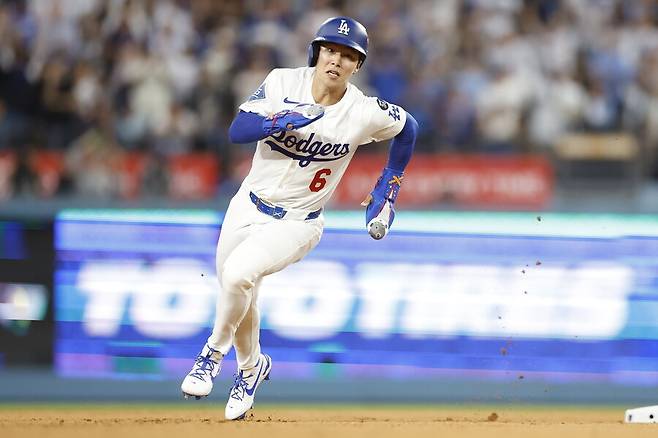 ▲ 필라델피아와 디비전시리즈 4차전에 연장 11회 대주자로 들어가 전력질주하고 있는 김혜성 ⓒ연합뉴스/EPA