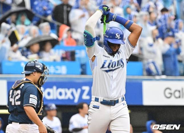 삼성 디아즈가 2025 KBO 와일드카드 결정전 2차전에서 1회 아웃된 후 아쉬워하고 있다.