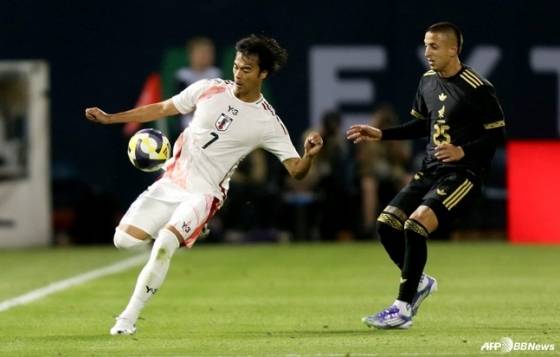 미토마 가오루(왼쪽)가 7일 오전 11시(한국시간) 미국 캘리포니아주의 오클랜드 알라메다 카운티 콜리세움에서 열린 멕시코와 친선경기에서 볼 트래핑을 시도하고 있다. /AFPBBNews=뉴스1