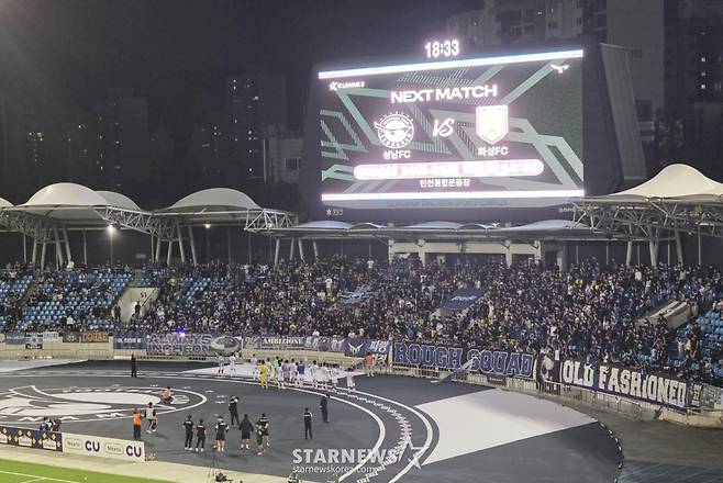 12일 탄천종합운동장에서 열린 성남FC전 2-2 무승부 후 인천 유나이티드 선수들이 원정 팬들에게 인사하고 있다. 인천 팬들은 선수단을 향해 야유와 함께 "정신 차려 인천" 등 비판 목소리를 냈다. /사진=김명석 기자