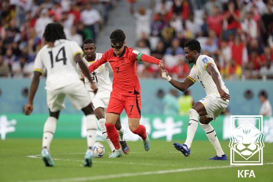 2022 국제축구연맹(FIFA) 카타르월드컵 조별리그 대한민국과 가나와 경기 중 손흥민(가운데)이 드리블 돌파를 시도하고 있다. /사진=대한축구협회(KFA) 제공