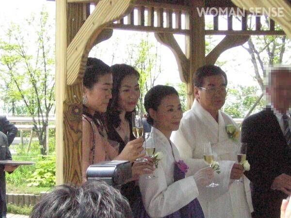 2006년 11월 고 조양호 회장의 장남 조원태 회장의 결혼식에서 찍힌 한진그룹 오너 일가의 모습. 사진=일요신문DB