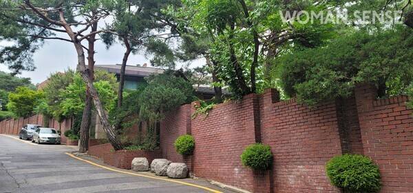 서울시 종로구 구기동에 위치한 고 조양호 회장이 과거에 살았던 구기동 단독주택. 사진=유시혁 기자