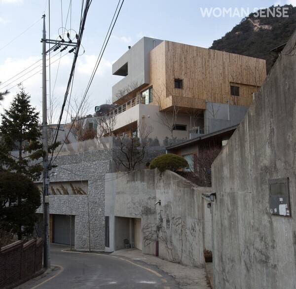 고 조양호 회장과 아내 이명희 고문이 막내딸 조현민 사장과 함께 32년간 살았던 구기동 단독주택을 떠나 2014년에 이사한 평창동 단독주택. 사진=이종현 기자(이오이미지)